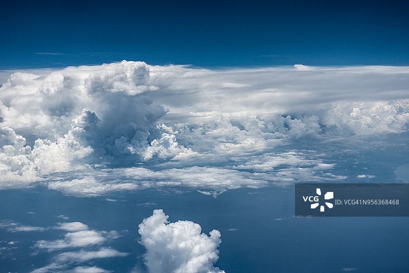 菲律宾吕宋岛上的雷云航拍图图片素材