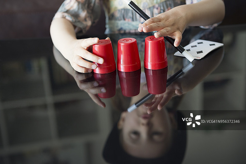 孩子玩耍并表演魔术图片素材