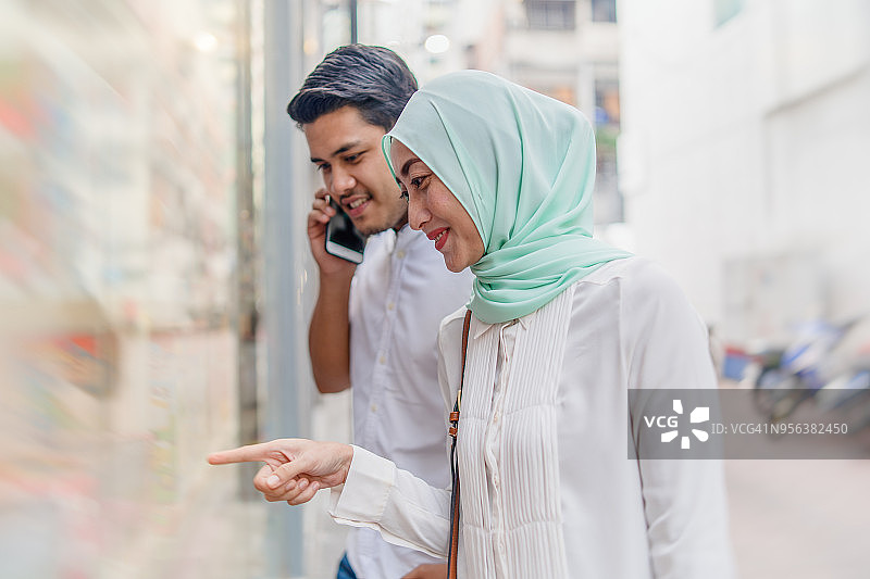 在马来西亚购物的情侣图片素材