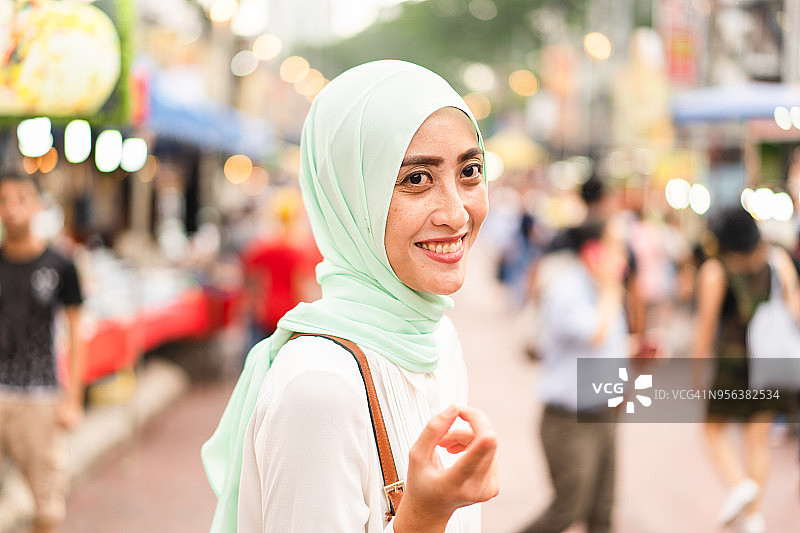 微笑的穆斯林妇女图片素材