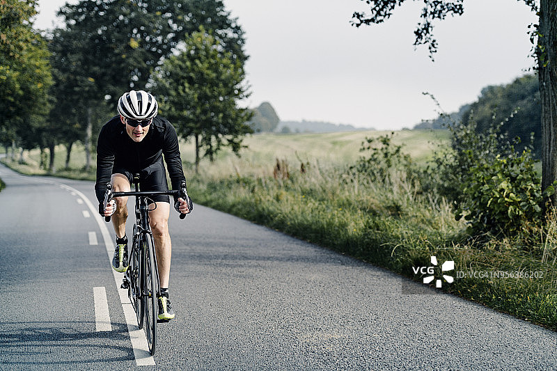 自行车手训练骑行图片素材