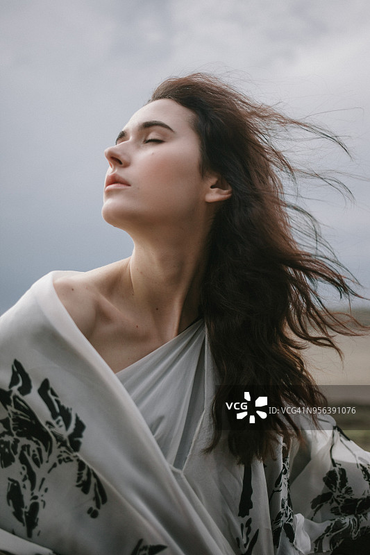 年轻女人在户外摆姿势图片素材