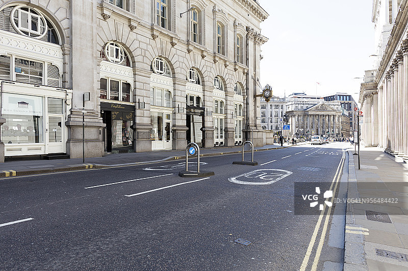 伦敦市的城市道路和精品购物区图片素材