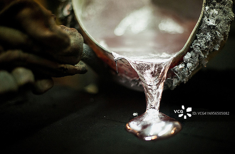 熔融铝倒入模具中图片素材