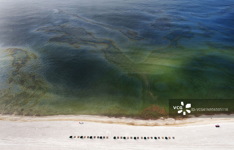 沙滩上被石油污染的空椅子图片素材