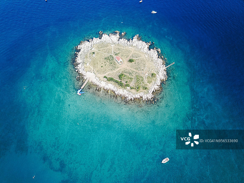 航拍：克罗地亚的偏远小岛和船只图片素材