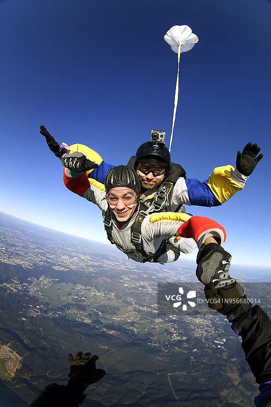 飞机上的双人跳伞图片素材