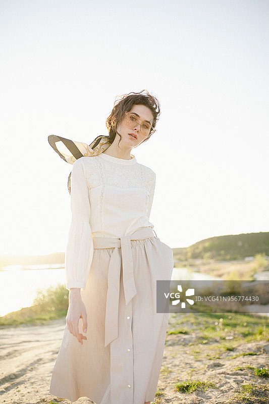 年轻女人在户外摆姿势图片素材