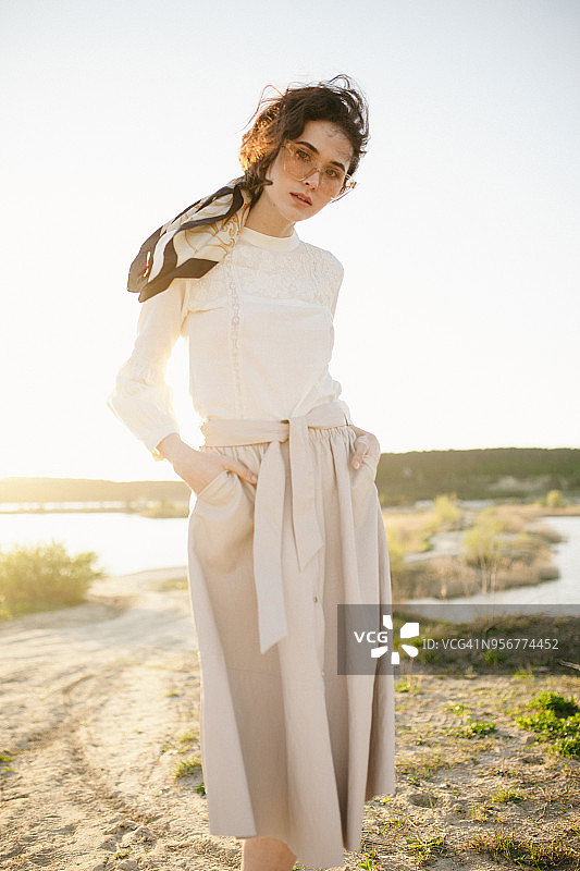 年轻女人在户外摆姿势图片素材