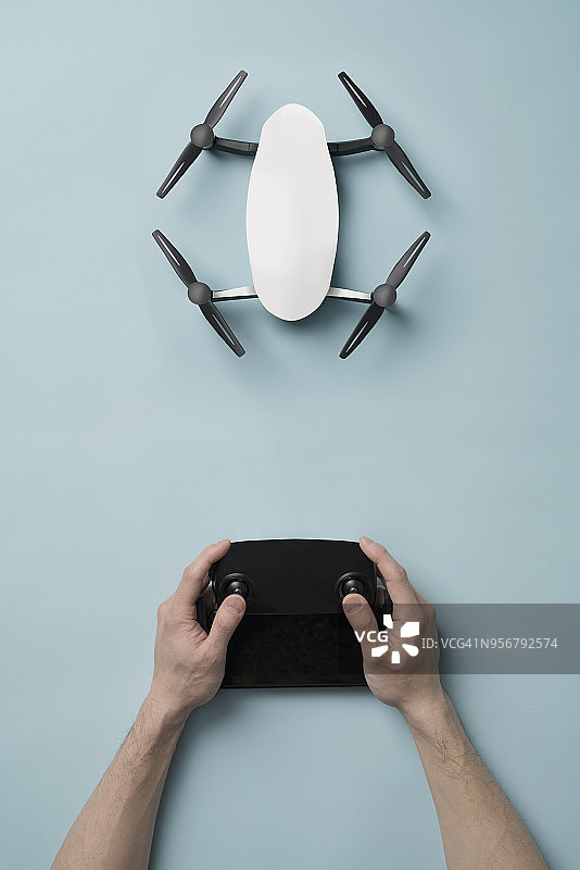 蓝色背景上的无人机图片素材