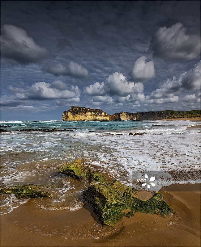 澳大利亚维多利亚州沃南布尔查尔德斯海湾海滩上的云朵和海浪图片素材