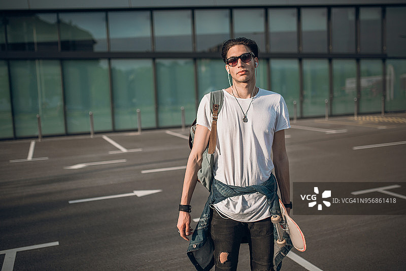 炎热夏日户外的滑板男孩图片素材