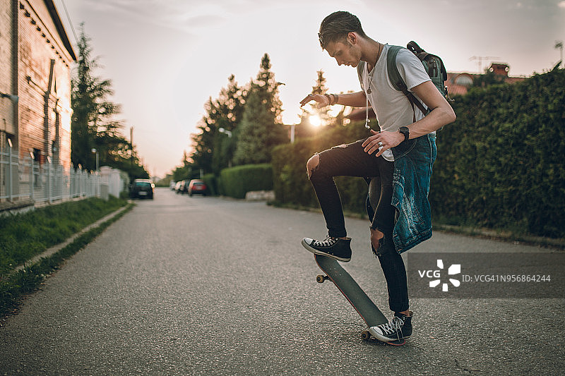 年轻男人在街上滑冰图片素材