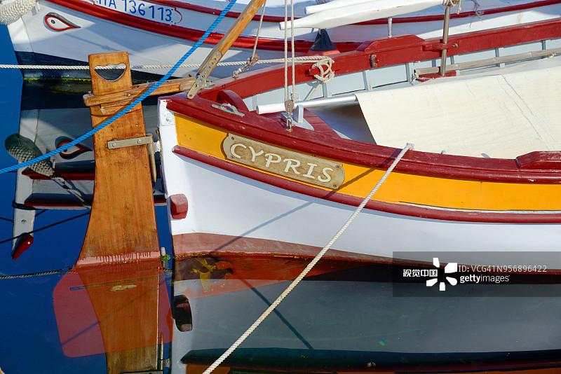 拉西奥塔普罗旺斯的彩色木制渔船和船舵图片素材