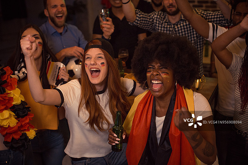 欢呼的足球迷图片素材