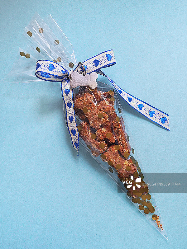 玻璃纸礼品袋装自制狗饼干图片素材