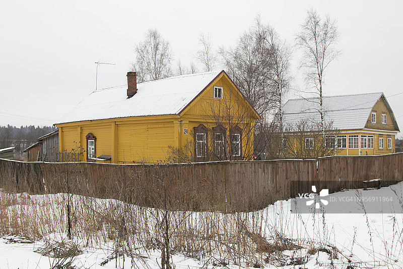 带树木的郊外小屋图片素材