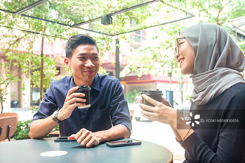 马来西亚大学生喝饮料聊天图片素材