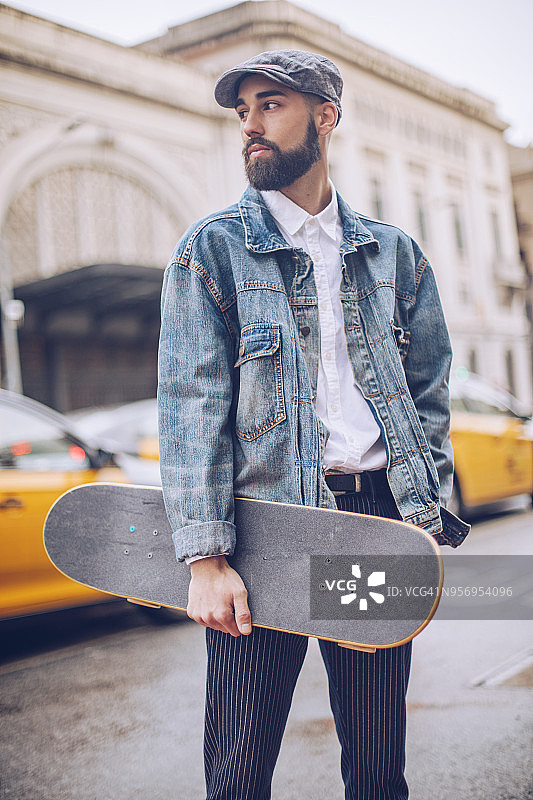 玩滑板的英俊男人图片素材