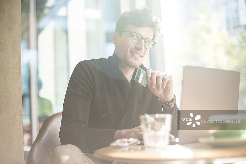 微笑的购物男人图片素材
