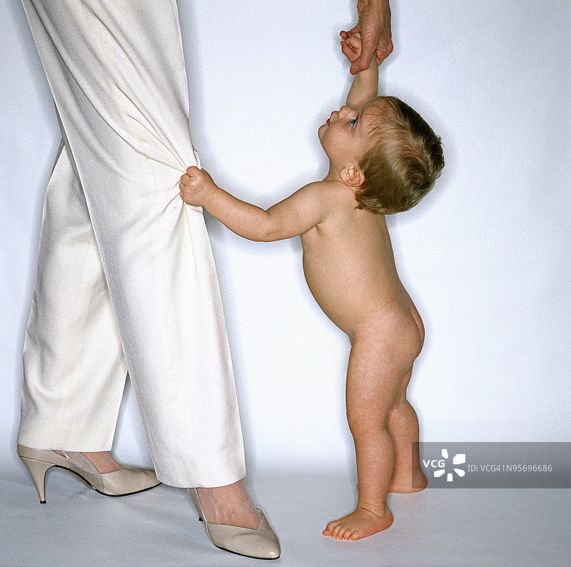 孩子拉着妈妈图片素材