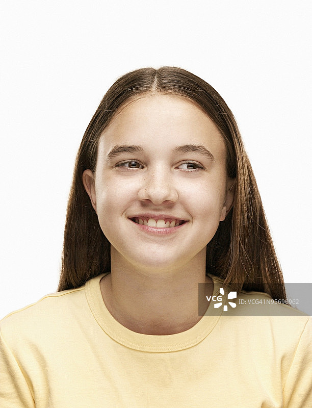 女孩望向远方并微笑图片素材