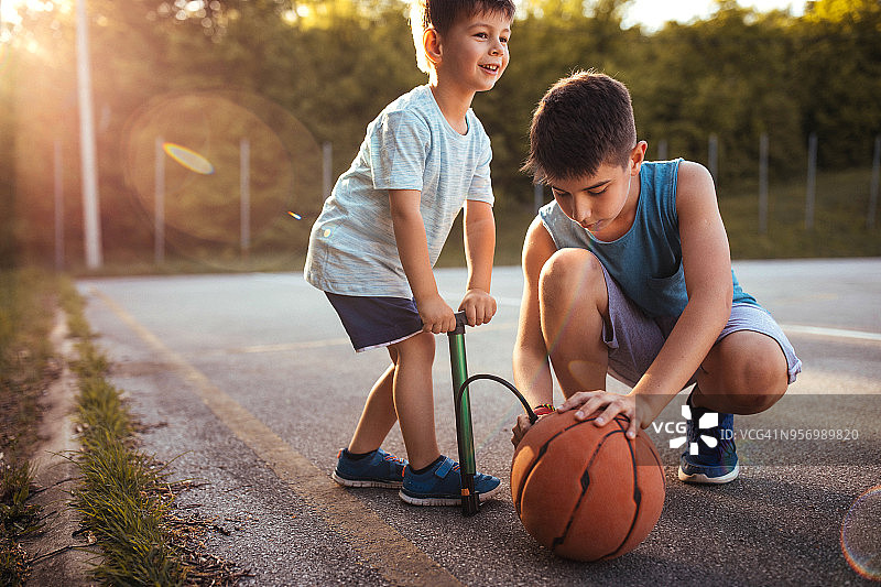 孩子们正在给气球充气图片素材