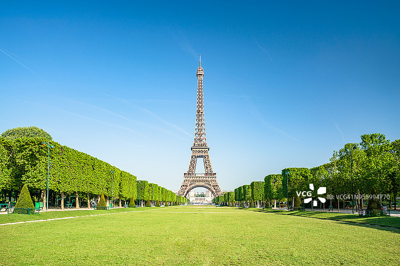 清晨的埃菲尔铁塔与巴黎城市风光图片素材