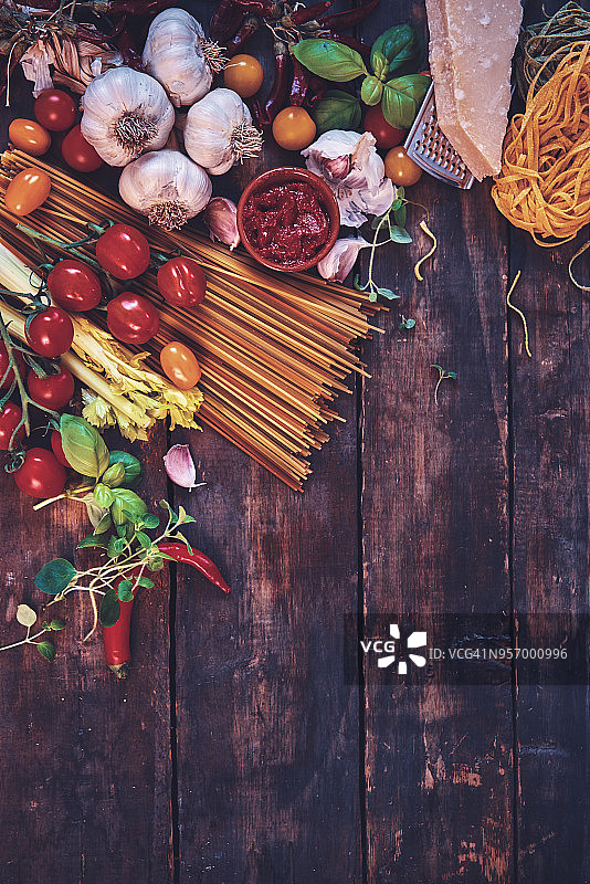 番茄罗勒蒜香意面图片素材