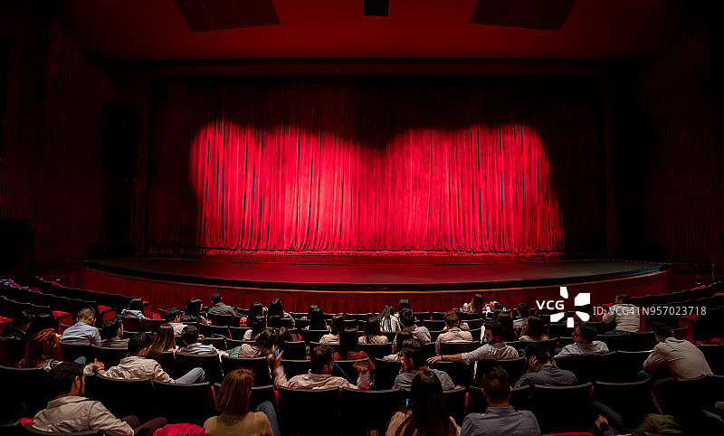 焦虑的观众等待幕布拉开观看演出图片素材