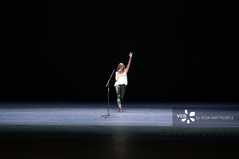 在舞台上尽情玩乐的拉丁美洲歌手图片素材