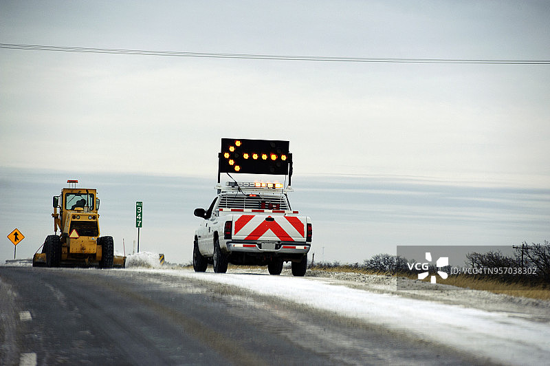 美国得克萨斯州20号州际公路上的车载箭头指示牌和道路施工图片素材