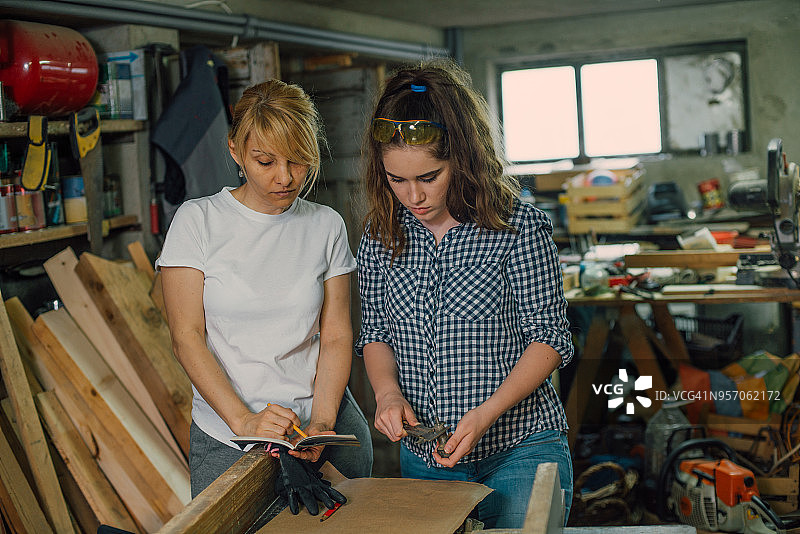 一家人在木工房一起工作图片素材