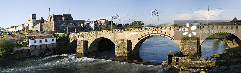 巴塞卢什桥，横跨卡瓦多河图片素材