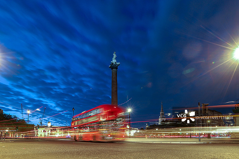 光影中的特拉法加广场图片素材