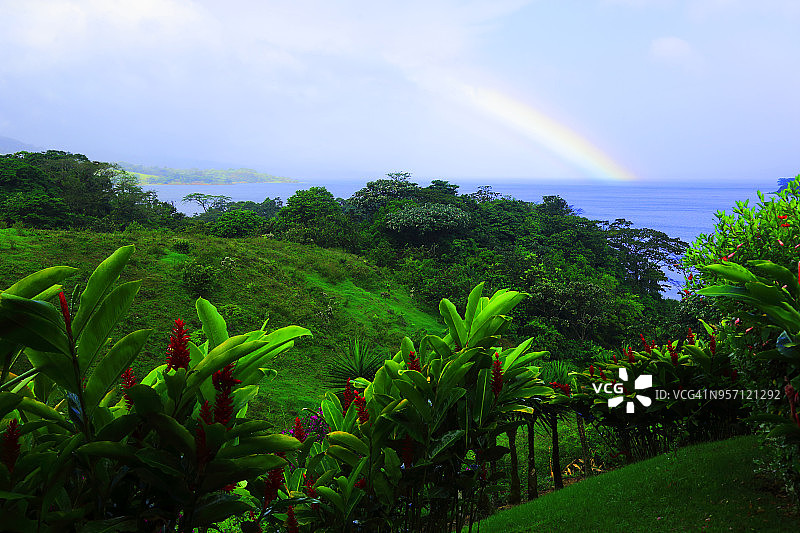 阿雷纳尔湖上的彩虹图片素材