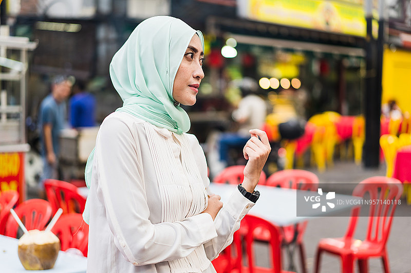 城市中的自信马来西亚女人图片素材
