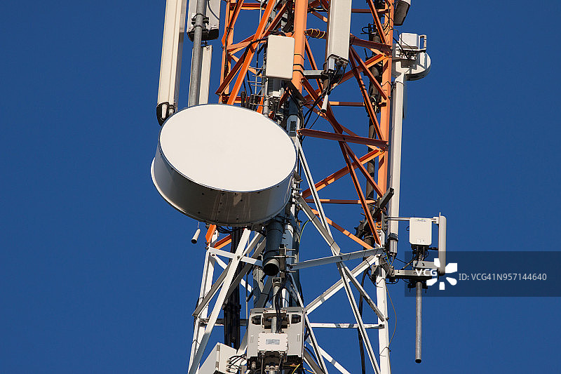 蓝天下的通信塔与天线图片素材