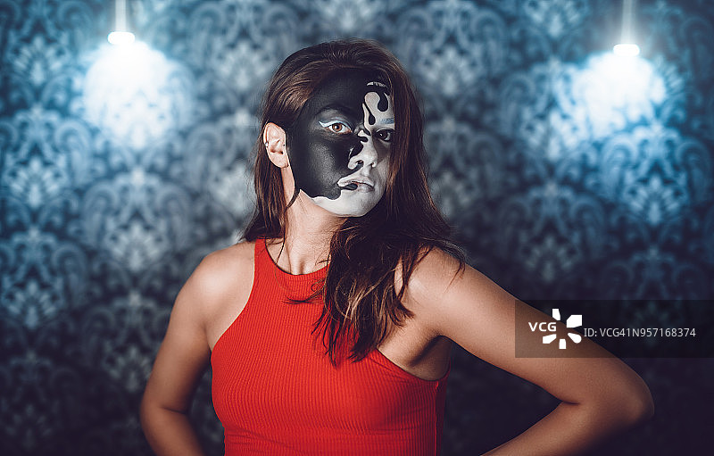 女性面部彩绘模特图片素材