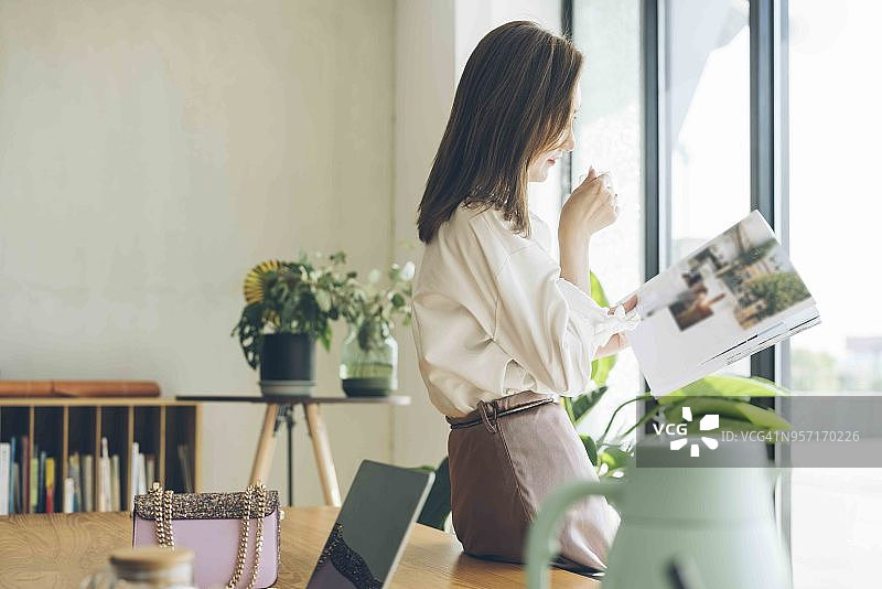 有魅力的女人独自在家享受周末休闲时光图片素材