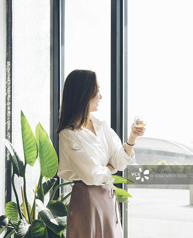 有魅力的女人独自在家享受周末休闲时光图片素材