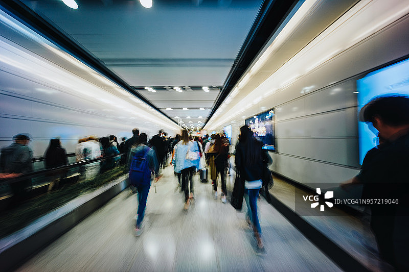 高峰时段地铁站内忙碌的通勤者图片素材