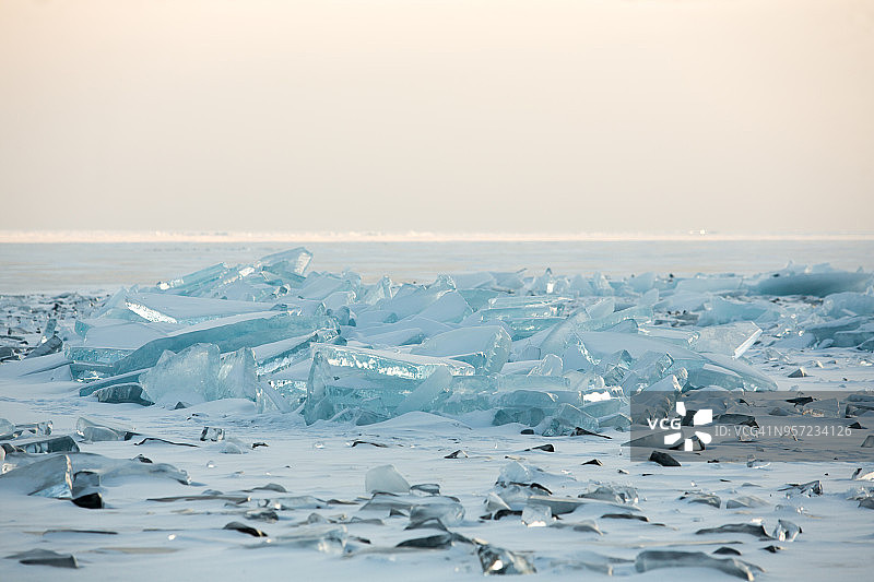 冬季贝加尔湖的冰碴图片素材