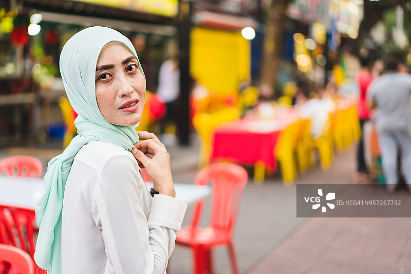 自信的戴着盖头的穆斯林妇女图片素材