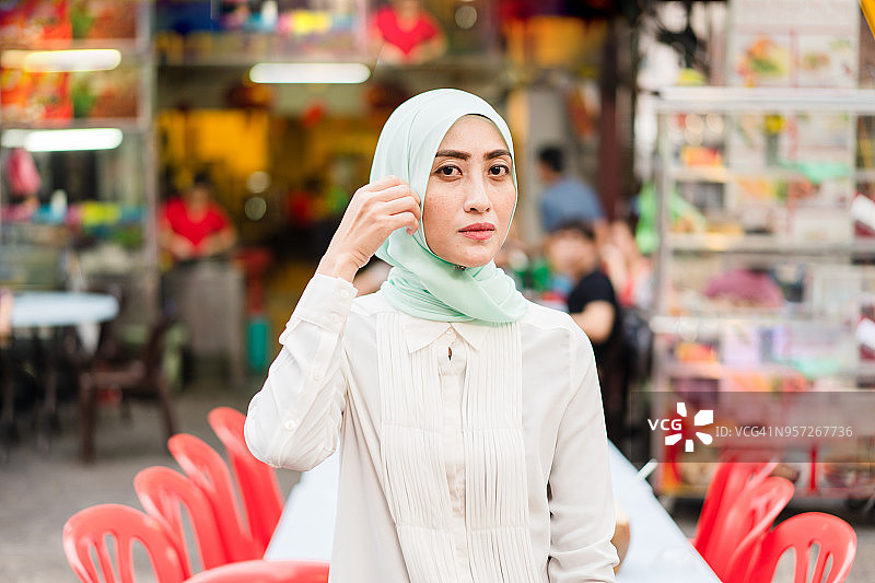 自信的戴着盖头的穆斯林妇女图片素材