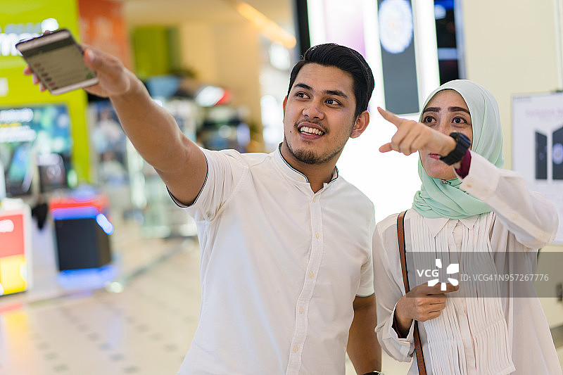 夫妇享受街头美食图片素材