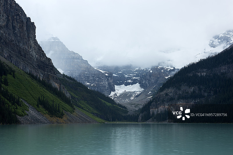 雾中的路易斯湖与维多利亚山图片素材