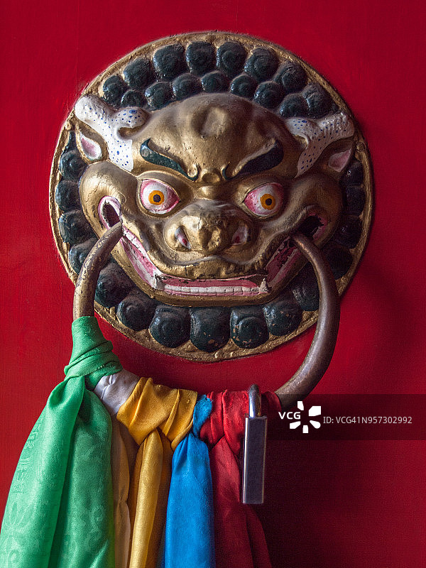 带有彩色哈达的狮子头门把手，内蒙古武当召图片素材