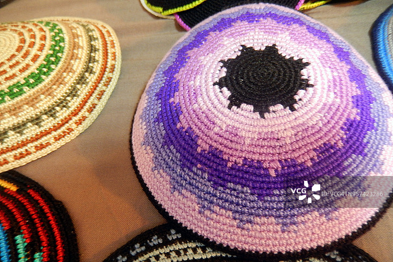 市场上紫色和粉色的犹太小圆帽特写图片素材