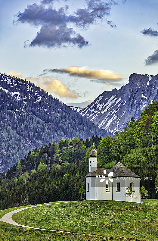 阿尔卑斯山中带小教堂的田园风光（HDRi）图片素材
